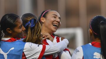 Jugadoras de Chivas Femenil festejan un gol en contra de Querétaro