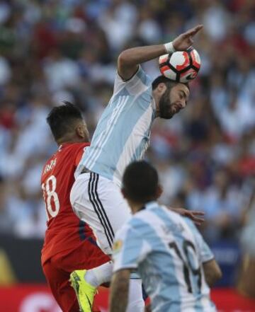 MMD313. SANTA CLARA (CA, EE.UU.), 06/06/2016.- El jugador argentino Gonzalo Higuaín (c) disputa el balón con el chileno Gonzalo Jara (i) hoy, lunes 6 de junio de 2016, durante el partido entre Chile y Argentina por el grupo D de la Copa América, en el Levi's Stadium de Santa Clara, California (EE.UU.). EFE/David Fernández