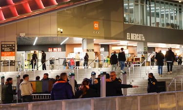 Un centenar de manifestantes, en los aledaños del Roig Arena