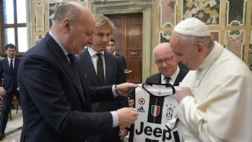 El Papa Francisco con Beppe Marotta, consejero de la Juventus, este martes en El Vaticano.