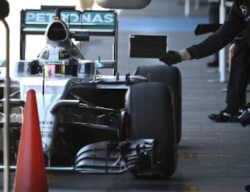 El piloto británico de la escudería Mercedes, Lewis Hamilton, en boxes con su monoplaza.