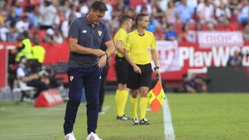 Eduardo 'Toto' Berizzo mira el reloj durante el partido de Liga Santander entre Sevilla y Málaga.