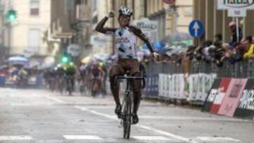 El ciclista belga del equipo AG2R La Mondiale Jan Bakelants celebra la victoria conseguida en en el Giro de Piemonte, una carrera de 185 kil&oacute;metros entre San Francesco al Campo y Ciri&eacute; en Tur&iacute;n, Italia, hoy 2 de octubre del 2015. 