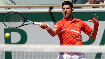 Novak Djokovic devuelve una bola ante Dominic Thiem durante su partido de semifinales de Roland Garros.