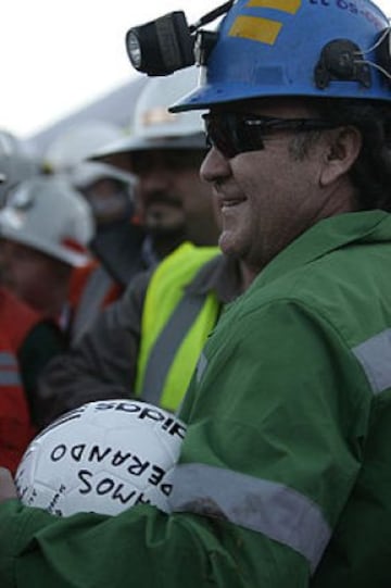 Ex volante, se desempeñó en equipos del norte grande de Chile, zona en la cual vive. Tras el retiro, trabajó en la minería. Protagonizó uno de los hitos más grandes en la historia de nuestro país; puesto que fue uno de los mineros rescatados tras el derrumbe de la mina San José en agosto del 2010.