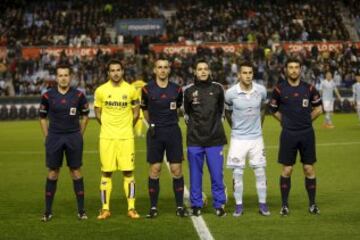 Partido Celta  de Vigo-Villarreal. El árbitro Santiago Jaime Latre acompañado de sus asistentes J orge Bueno Mateo y Fernando Tresaco Escabosa, el cuarto árbitro antonio Monter Solans y los capitanes Mario Gaspar y Hugo Mallo.
