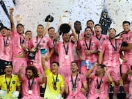 FORT LAUDERDALE, FLORIDA - DECEMBER 06: Lionel Messi #10 of Inter Miami CF lifts the Champion's trophy after winning the Audi 2025 MLS Cup Final match between Inter Miami CF and Vancouver Whitecaps FC at Chase Stadium on December 06, 2025 in Fort Lauderdale, Florida. Elsa/Getty Images/AFP (Photo by ELSA / GETTY IMAGES NORTH AMERICA / Getty Images via AFP)