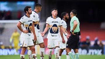 Jorge Ruvalcaba of Pumas speaks with referee Martin Molina during the 7th round match between Pumas UNAM and Atlas as part of the Liga BBVA MX, Torneo Apertura 2025 at Olimpico Universitario Stadium, on August 31, 2025 in Mexico City, Mexico.