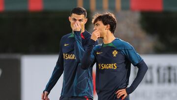 Cristiano Ronaldo y João Félix charlan durante un entrenamiento de Portugal.