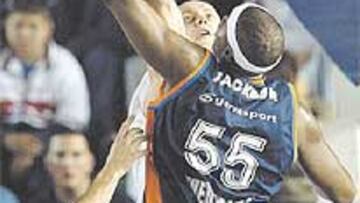 <b>SIN CONCESIONES.</b> El madridista Kambala intenta taponar un tiro de Robert Jackson.