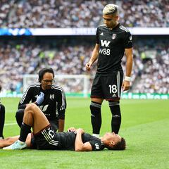 Antonee Robinson salió lesionado en la derrota del Fulham ante el Tottenham