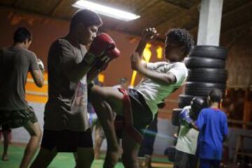 Niños durante una lección de Muay Thai en el Alto Perú barrio de chabolas de Lima.  Desde 2008, la ONG Alto Perú busca ofrecer a los niños de un barrio pobre de pescadores conocido como Alto Perú, la oportunidad de aprender y practicar deportes alternativos como el surf y el Muay Thai de forma gratuita.