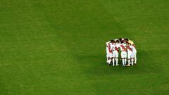 CAF2451. PORTO ALEGRE (BRASIL), 04/07/2019.- Jugadores de Per&uacute; durante el partido Chile-Per&uacute; de semifinales de la Copa Am&eacute;rica de F&uacute;tbol 2019, en el Estadio Arena do Gr&ecirc;mio de Porto Alegre, Brasil, hoy 3 de julio de 2019.