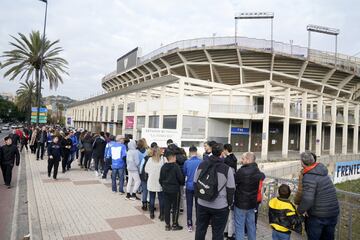 Largas colas para acceder al estadio.