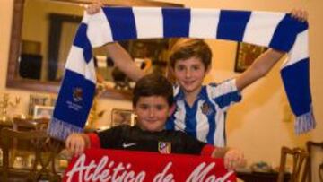 SUS DOS PASIONES. Rodrigo, del Atlético, y Jaime, de la Real, con las bufandas de sus equipos.