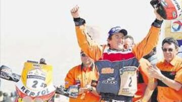 <b>DOBLETE. </b>Pleno del equipo Repsol con Alphand y Coma.