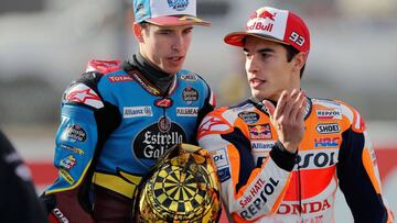 Márquez habla con su hermano Álex en la recta de meta de Valencia.