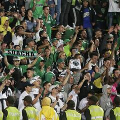 Hinchas de Nacional pelean entre ellos en El Campín
