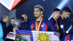 Ronald Araújo, con la bandera uruguaya después de ganar la Supercopa.