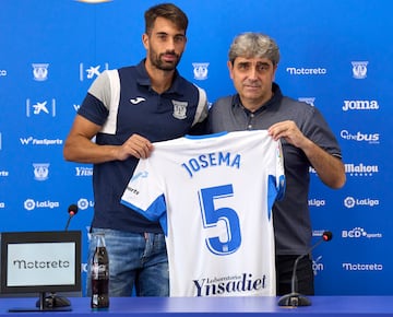 Josema y Txema Indias posan con la camiseta del Leganés y el nuevo dorsal del central. 