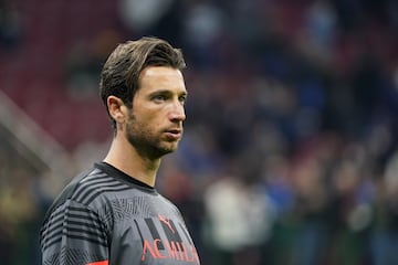 MILAN, ITALY - APRIL 19: Antonio Mirante of AC Milan
Primera temporada en el conjunto rossonero, 38 años y ningún partido oficial. Tras tres campañas en la Roma, donde participó con cierta asiduidad, el Milan incorporó a Antonio Mirante como agente libre en octubre de 2021 hasta final de temporada. Ni Mike Maignan, titular indiscutible del equipo milanista, ni Cipiran Tatarusanu le han permitido gozar de minutos. De esta manera, Mirante se marchará de Milán como se llegó.