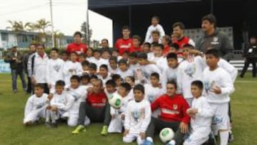 Los jugadores del Atlético, con los niños peruanos.