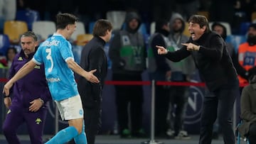 Miguel Gutierrez celebra su gol con Antonio Conte.
