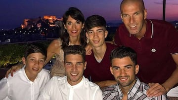 Zinedine Zidane con su mujer Veronique y sus cuatro hijos, Enzo, Luca, Théo y Élyaz Zidane