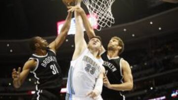 Brook Lopez tapona a Jusuf Nurkic.