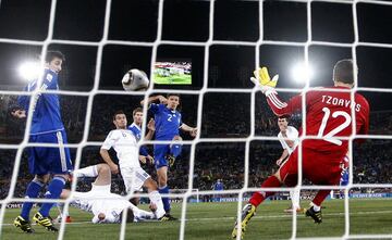 Martín Demichelis abrió el marcador a escasos diez minutos para el final del encuentro con un gol de rebote: el zaguero argentino había rematado un saque de esquina de Verón, pero el balón quedó muerto en el área helena tras impactar en Diego Milito. Fue el propio defensa quien remató el balón a gol.