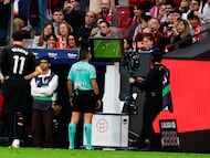 01/11/25 PARTIDO PRIMERA DIVISION
ATLETICO DE MADRID - SEVILLA FC
HERNANDEZ MAESO ARBITRO CONSULTA VAR PENALTI A GIMENEZ REVISION VAR