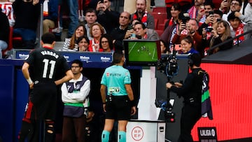 01/11/25 PARTIDO PRIMERA DIVISION
ATLETICO DE MADRID - SEVILLA FC
HERNANDEZ MAESO ARBITRO CONSULTA VAR PENALTI A GIMENEZ REVISION VAR