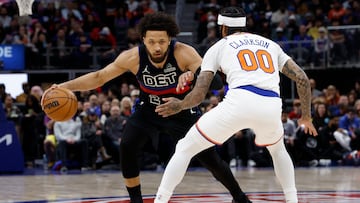 Cade Cunningham dribla ante Jordan Clarkson en el partido que enfrentó, en Detroit, a Pistons y Knicks.