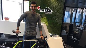 Arbeloa posa con la bicicleta de Javier Gómez Noya.