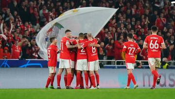 LISBON, PORTUGAL - MARCH 07: David Neres of SL Benfica celebrates with teammates after scoring the team's fifth goal during the UEFA Champions League round of 16 leg two match between SL Benfica and Club Brugge KV at Estadio do Sport Lisboa e Benfica on March 07, 2023 in Lisbon, Portugal. (Photo by Gualter Fatia/Getty Images)