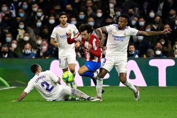 João Félix con Dani Carvajal y Eder Militao.