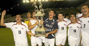 El volante ganó el Torneo Esperanzas de Toulon de 2009. Ha jugado en varios equipos de Chile. Su último club fue Lautaro de Buin. 