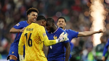 Dayot Upamecano y Mike Maignan