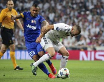 Arturo Vidal disputa el balón al delantero francés Karim Benzemá.