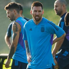 DOHA, 21/11/2022.- El delantero argentino Lionel Messi participa en un entrenamiento de su selección este lunes en el campo de fútbol de la Universidad de Catar en la víspera del debut de Argentina en el Mundial Qatar 2022. Argentina se enfrentará el 22 de noviembre a Arabia Saudí en el estadio Lusail. EFE/Juan Ignacio Roncoroni