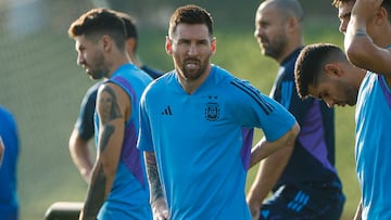 DOHA, 21/11/2022.- El delantero argentino Lionel Messi participa en un entrenamiento de su selección este lunes en el campo de fútbol de la Universidad de Catar en la víspera del debut de Argentina en el Mundial Qatar 2022. Argentina se enfrentará el 22 de noviembre a Arabia Saudí en el estadio Lusail. EFE/Juan Ignacio Roncoroni