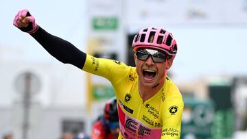 El danés Magnus Cort Nielsen del equipo EF Education con el malliot de líder celebra la victoria de la tercera etapa en la 49º Vuelta al Algarve, prueba de 203.1 kilómetros desde Faro hasta Tavira.