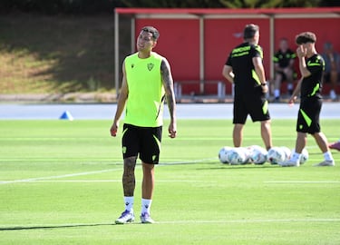 El Racing examina al Almería en un choque marcado por el ‘virus Luis Suárez’