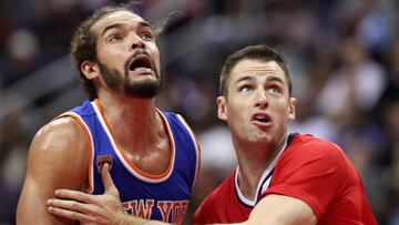 Joakim Noah defiende a Jason Smith.