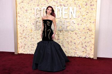 Dua Lipa durante la alfombra roja de la 81ª edición de los Globos de Oro que se ha celebrado en el Beverly Hilton de Los Ángeles.