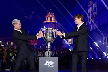 Carlos Alcaraz y Jannik Sinner luchan por el trofeo de número 1 del mundo de la ATP en el exterior del Teatro Regio de Turín, antes de las Nitto ATP Finals. Ambos tenistas llegaron con opciones de alcanzar el número 1 mundial, Alcaraz, que partía con ventaja, logró terminar el año como número 1 del ránking ATP, a pesar de perder la final del torneo contra el tenista italiano.