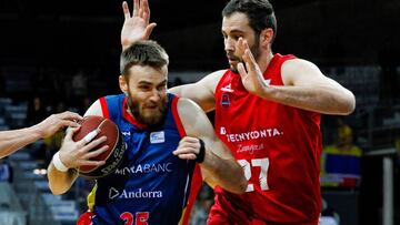 GRAF3645. ANDORRA LA VELLA, 31/03/2018.- David Jelinek (i), alero checo del equipo andorrano, conduce el balón ante Nicolas De Jong, pívot francés del Zaragoza, durante el partido de la vigésimo quinta jornada de la Liga Endesa