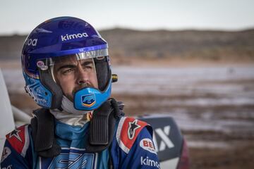 El asturiano se divierte en Sudáfrica con el coche ganador del rally junto a De Villiers y empieza a valorar de manera seria competir en la carrera del desierto.