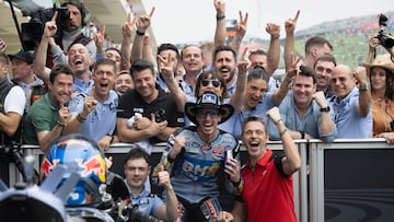 Carrión (de negro) junto a Álex Márquez y miembros del equipo Gresini celebrando el segundo de Austin.