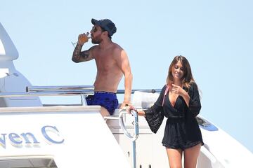 Lionel Messi y su mujer Antonella Roccuzzo disfrutan con el resto de la familia de un día en el mar de Ibiza. 